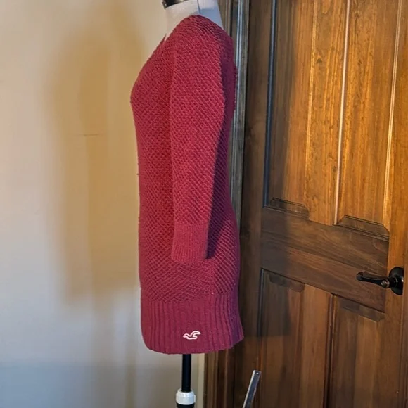 Hollister burgundy color 3/4 length sleeve sweater. Size Small - Picture 4 of 10